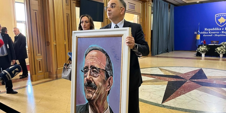 Tahiri i AAK-së arrin në Kuvend me portretin e kongresmenit Eliot Engel