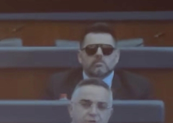 Berisha sqarohet për mbajtjen e syzeve të diellit gjatë seancës: Kam kryer një ndërhyrje me lazer në sy