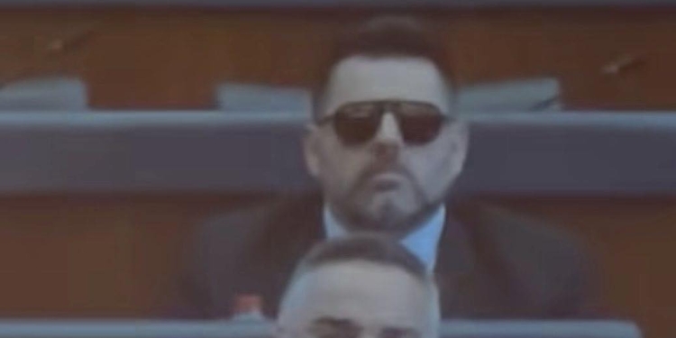 Berisha sqarohet për mbajtjen e syzeve të diellit gjatë seancës: Kam kryer një ndërhyrje me lazer në sy