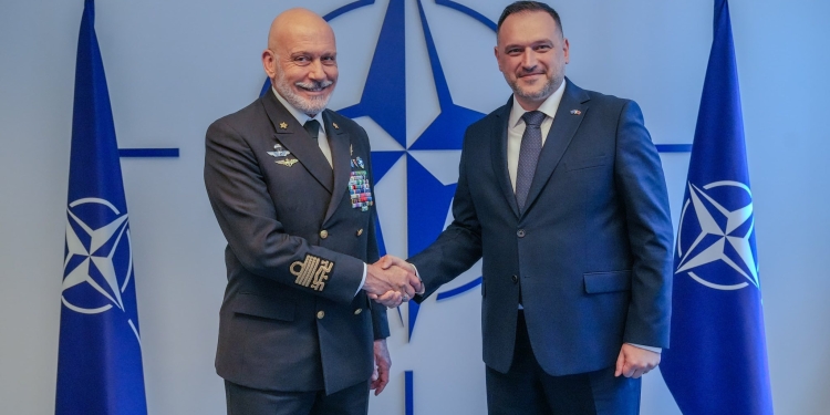 Ministri shqiptar i Mbrojtjes takon zyrtarin e NATO-s në Bruksel, diskutojnë për Kosovën dhe rolin e KFOR-it