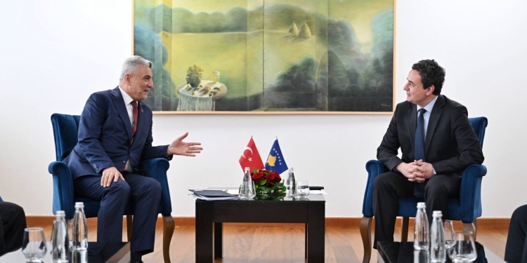 Kurti i kërkon ndihmë Turqisë për një linjë ajrore Kosovë-SHBA