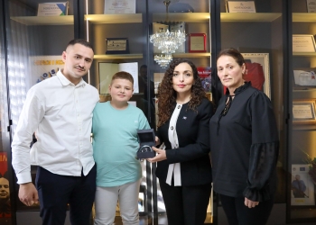 Osmani pas vizitës në familjen e Afrim Bunjakut: Ra në krye të detyrës duke mbrojtur Republikën