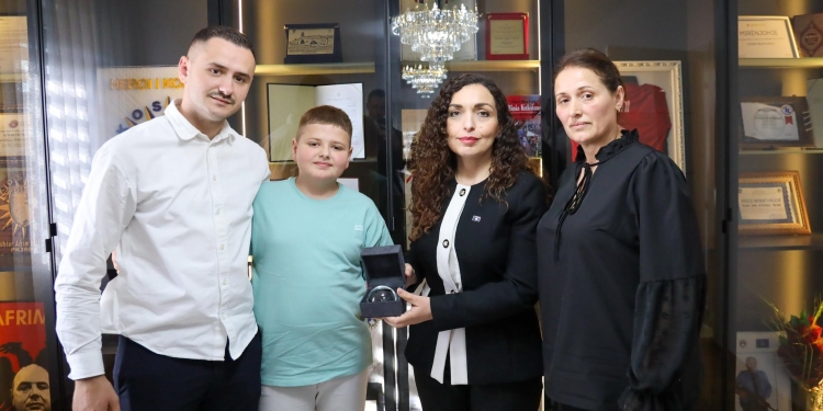 Osmani pas vizitës në familjen e Afrim Bunjakut: Ra në krye të detyrës duke mbrojtur Republikën