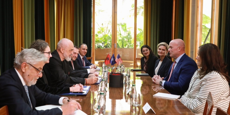 Ambasada amerikane për vizitën e Whitaker në Tiranë: Përcolli mesazhin e Trump për barrën e mbrojtjes së NATO, Shqipëria aleate e palëkundur