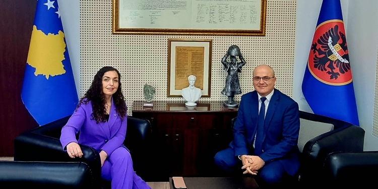 A po njofton largimin edhe nga grupi parlamentar i VV-së? Haxhi Avdyli shfaqet me Vjosa Osmanin