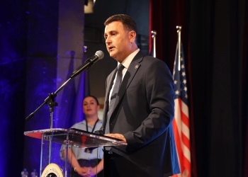 Ardian Gjini largohet nga kreu i AAK’së në Gjakovë, Flamur Fetahaj votohet si kryetar i ri