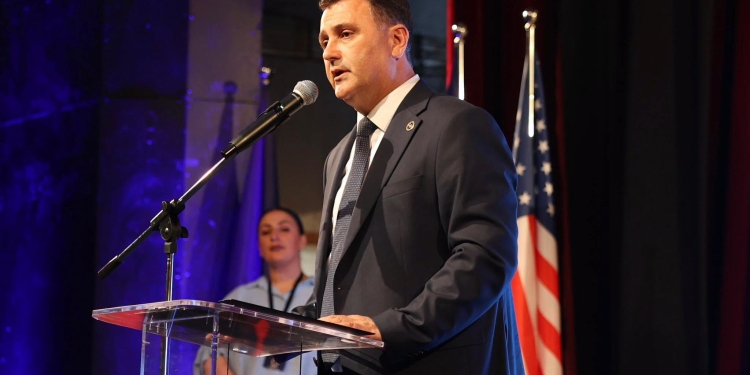 Ardian Gjini largohet nga kreu i AAK’së në Gjakovë, Flamur Fetahaj votohet si kryetar i ri