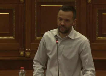 Tahiri i drejtohet VV-së: Ju kanë kap dridhnet, se e keni ni erën që po vjen Hashim Thaçi