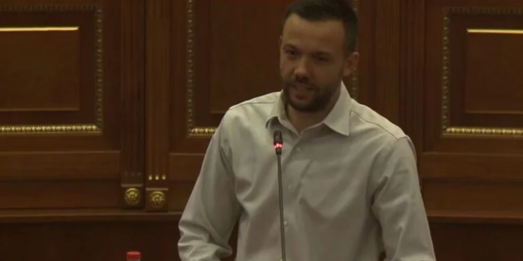 Tahiri i drejtohet VV-së: Ju kanë kap dridhnet, se e keni ni erën që po vjen Hashim Thaçi