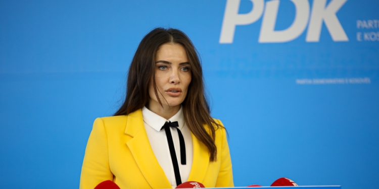 Musliu-Shoshi i reagon Kurtit për mediat: Gjuhë e papranueshme dhe e rrezikshme