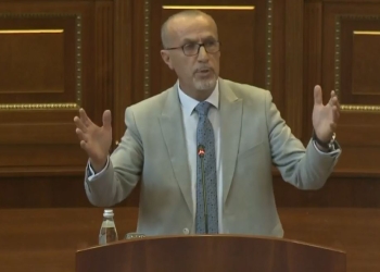 Haxhiu: Skandaloze, deputeti i VV’së i dënuar për vepër penale e quan “argat të Serbisë” djalin e dëshmorit Mustafë Shyti