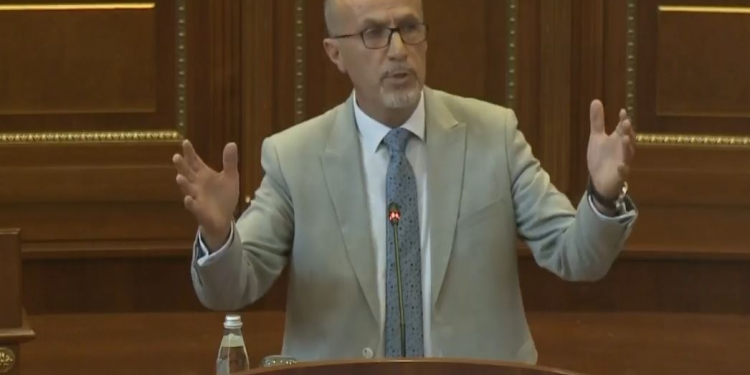 Haxhiu: Skandaloze, deputeti i VV’së i dënuar për vepër penale e quan “argat të Serbisë” djalin e dëshmorit Mustafë Shyti