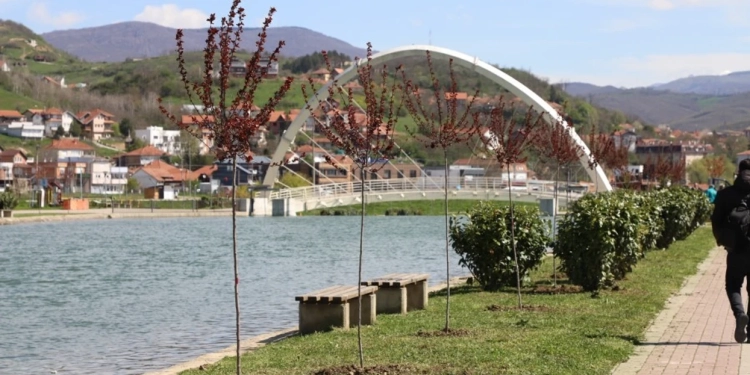 Bie një foshnje në Liqenin Akumulues në Mitrovicë