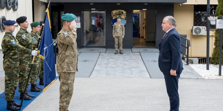 Pas ndeshjes Kosovë-Turqi, komandanti i KFOR-it pret në takim ministrin turk të sportit