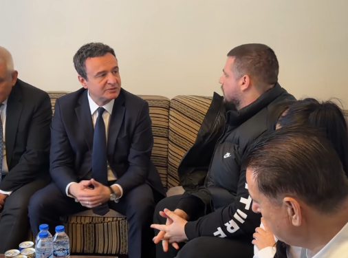 Kryeministri viziton familjen e Selver Haradinajt, kujton sulmin tragjik (VIDEO)