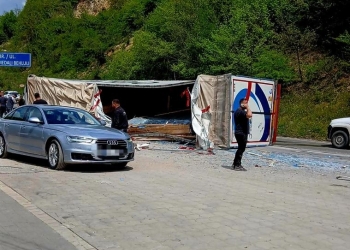 Aksident mes dy kamionëve në rrugën Gjilan–Kamenicë, dy të lënduar