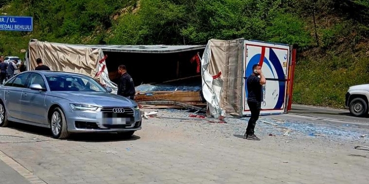 Aksident mes dy kamionëve në rrugën Gjilan–Kamenicë, dy të lënduar