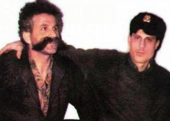 Endriti publikon foton e Thaçit krah Adem Jasharit