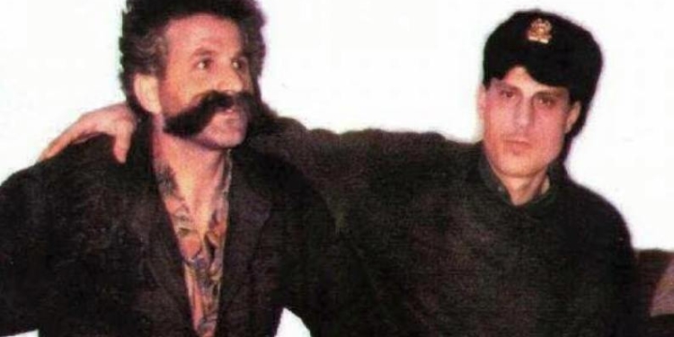 Endriti publikon foton e Thaçit krah Adem Jasharit