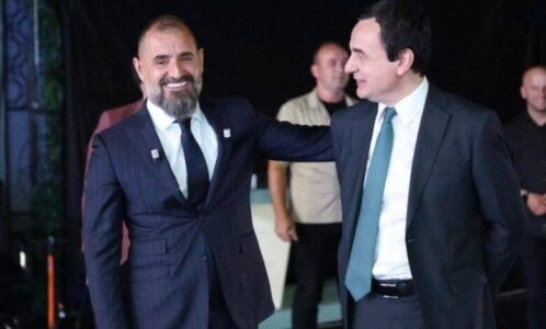 Çim Peka godet fort Kurtin: Kthejeni me këmbë në tokë këtë aventurier politik marksist