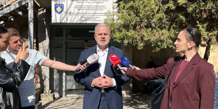 Azemi: Ky skandal i madh i cili ka fillu me njehsorë elektrikë po mundohet me u minimizu edhe nga ana e KEDS-s