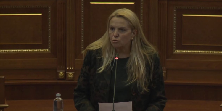 “Mos ta faltë Zoti evladin e keq se mundet me fëlliq edhe emrin e familjes” – Kadrijaj sulmon Gërvallën