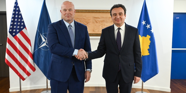 Kurti takohet me ambasadorin amerikan të NATO’s, i flet për armatosjen e Serbisë nga Rusia dhe Kina