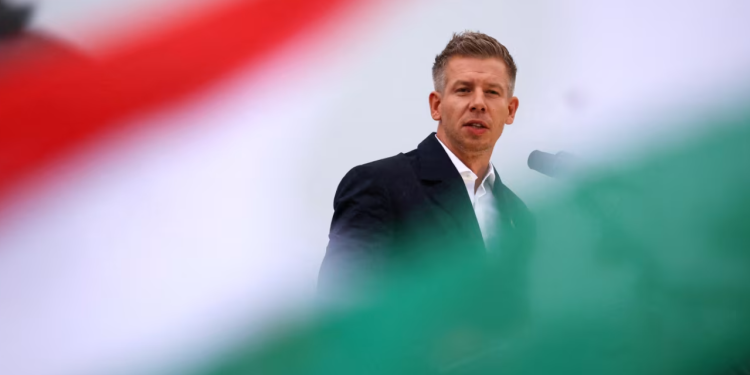 Dikur mbante posterin e tij në dhomën e gjumit- Kush është kundërshtari i Orbanit, që po vendoset fitues në sondazhet në Hungari?