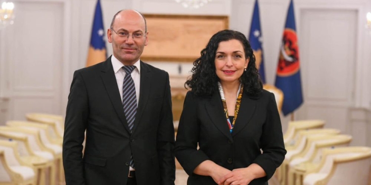 Kurti dhe Haxhiu fillojnë “fshesën” në diplomaci: Shkarkohet ambasadori Miftaraj, priten edhe shkarkime tjera