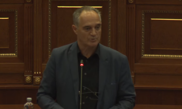 Hasani: Ekspozita me pasaktësi për masakrat s’është gabim, por version i qëllimshëm i UDB-së, autorët të mbahen përgjegjës