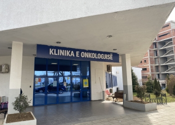 Pacientët me kancer në radhë nga ora 04:00 – mungesa e shtretërve po i detyron të presin për terapinë