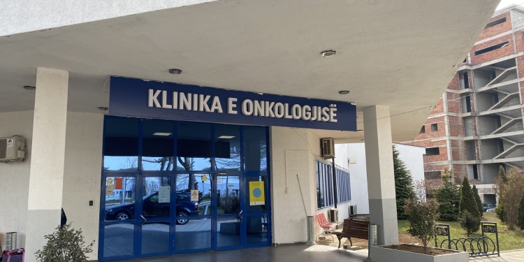Pacientët me kancer në radhë nga ora 04:00 – mungesa e shtretërve po i detyron të presin për terapinë