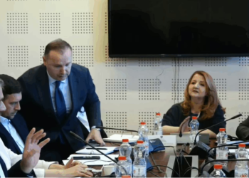 Përplasje e ashpër mes Armend Zemajt dhe Fatmire Kollçakut, Zemaj nervozohet dhe del nga mbledhja e komisionit