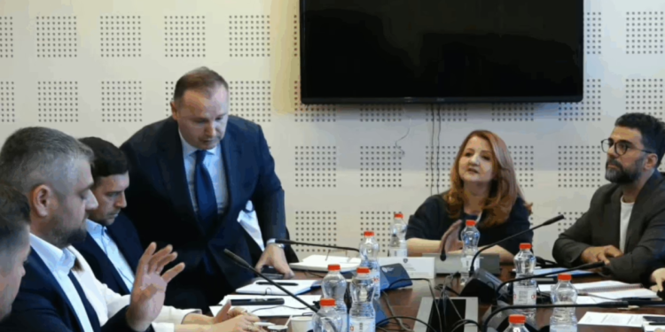 Përplasje e ashpër mes Armend Zemajt dhe Fatmire Kollçakut, Zemaj nervozohet dhe del nga mbledhja e komisionit