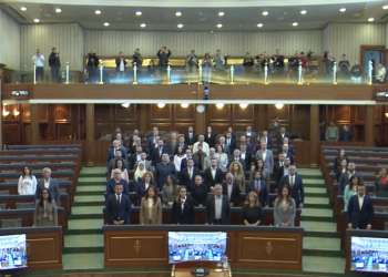 Vdekja e akademikut Rexhep Qosja, Kuvendi mban një minutë heshtje