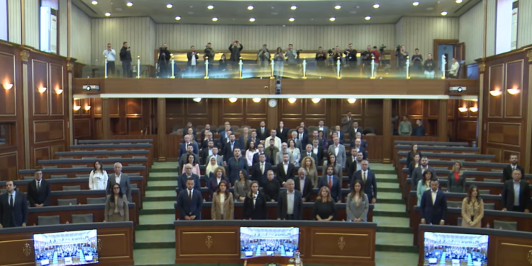 Vdekja e akademikut Rexhep Qosja, Kuvendi mban një minutë heshtje
