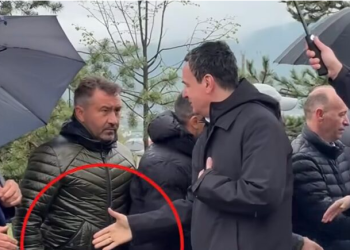 Drenicaku nuk ia zgjat dorën Albin Kurtit gjatë homazheve në Gllobar