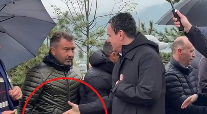 Drenicaku nuk ia zgjat dorën Albin Kurtit gjatë homazheve në Gllobar