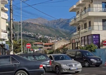 Parandalohet tragjedia në Himarë, 35-vjeçari izolon prindërit dhe i kërcënon me mjet prerës