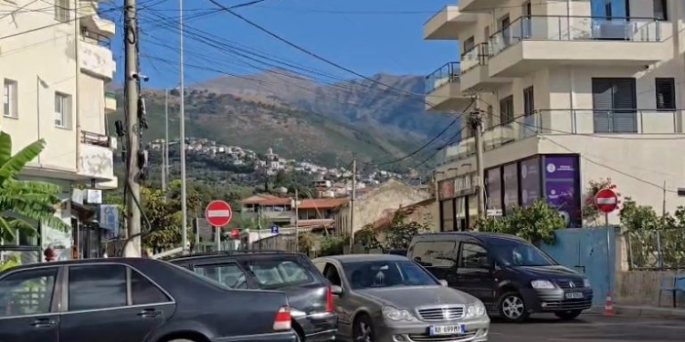 Parandalohet tragjedia në Himarë, 35-vjeçari izolon prindërit dhe i kërcënon me mjet prerës