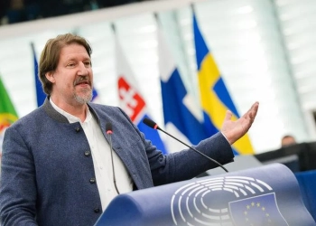 Eurodeputeti austriak: Kosova do të ishte ndër liderët për anëtarësim në BE, por po bllokohet politikisht