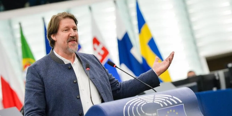 Eurodeputeti austriak: Kosova do të ishte ndër liderët për anëtarësim në BE, por po bllokohet politikisht