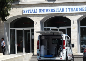 Vdes katërvjeçari në Tiranë, u godit aksidentalisht nga motra teksa luanin