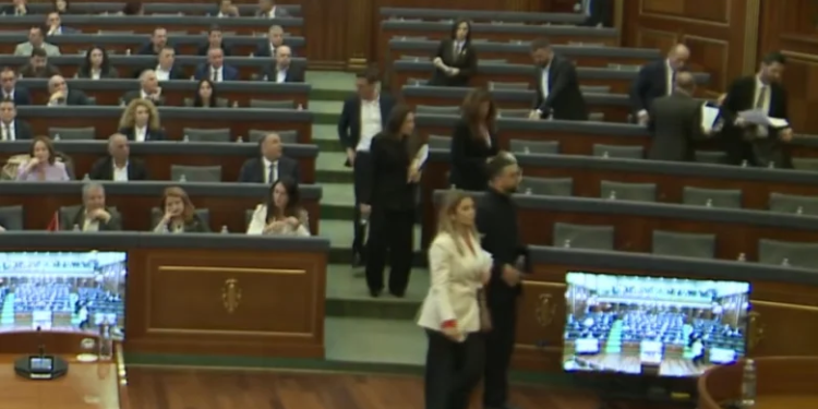 PDK lëshon sallën e Kuvendit, e tërheqin draft-rezolutën për mbrojtjen e luftës