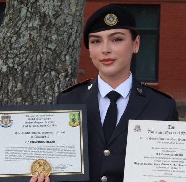Sukses i madh për Ermona Meshi – nderohet me “United States Diplomatic Medal” pas diplomimit në SHBA