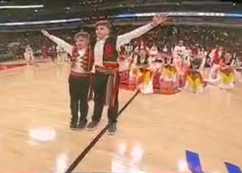 Palestra e Chicago Bulls kthehet në arenë shqiptare me “Xhamadani vija-vija” dhe valle tradicionale