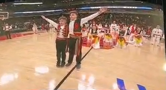 Palestra e Chicago Bulls kthehet në arenë shqiptare me “Xhamadani vija-vija” dhe valle tradicionale