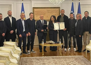 Osmani dekoron futbollistët e Kosovës