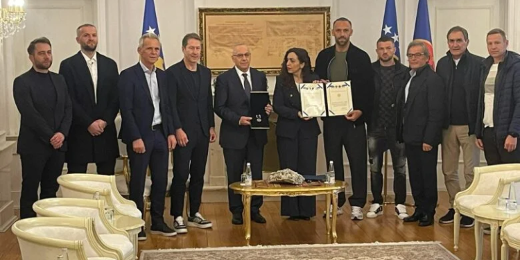 Osmani dekoron futbollistët e Kosovës