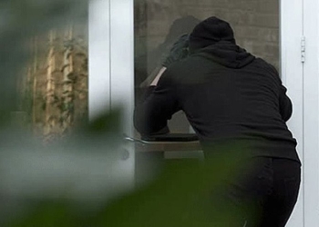 Arrestohet një grua në Pejë, dyshohet se vodhi mbi 176 mijë dollarë në shtëpinë e një shtetasi të SHBA’së